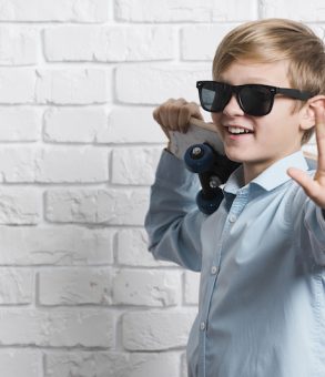 vista-frontal-nino-moderno-patineta